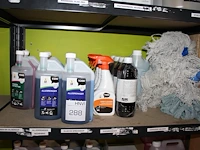 Grote hoeveelheid schoonmaakmiddelen en -productenop vijf schappen - afbeelding 2 van  7