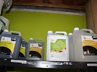 Grote hoeveelheid schoonmaakmiddelen en -productenop vijf schappen - afbeelding 3 van  7