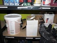 Grote hoeveelheid schoonmaakmiddelen en -productenop vijf schappen - afbeelding 5 van  7