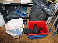 Grote hoeveelheid schoonmaakmiddelen en -productenop vijf schappen - afbeelding 6 van  7