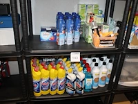 Grote hoeveelheid schoonmaakmiddelen en levensmiddelen waaronder wc-verfrisser, vloerreiniger, ruitenreinig... - afbeelding 3 van  6