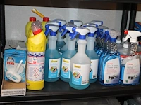 Grote hoeveelheid schoonmaakmiddelen en levensmiddelen waaronder wc-verfrisser, vloerreiniger, ruitenreinig... - afbeelding 4 van  6