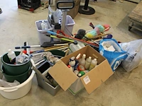 Grote hoeveelheid schoonmaakproducten waaronder moppenwagen vileda, moppen, diverse schoonmaakmiddelen, emm... - afbeelding 1 van  5