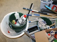 Grote hoeveelheid schoonmaakproducten waaronder moppenwagen vileda, moppen, diverse schoonmaakmiddelen, emm... - afbeelding 3 van  5