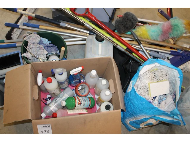 Grote hoeveelheid schoonmaakproducten waaronder moppenwagen vileda, moppen, diverse schoonmaakmiddelen, emm... - afbeelding 4 van  5
