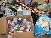Grote hoeveelheid schoonmaakproducten waaronder moppenwagen vileda, moppen, diverse schoonmaakmiddelen, emm... - afbeelding 4 van  5