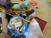 Grote hoeveelheid schoonmaakproducten waaronder moppenwagen vileda, moppen, diverse schoonmaakmiddelen, emm... - afbeelding 5 van  5