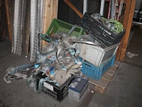 Grote hoeveelheid spanbanden, op en om pallet. - afbeelding 1 van  1