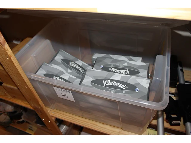 Grote hoeveelheid tissues kleenex in kunststof krat. - afbeelding 1 van  2