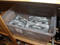 Grote hoeveelheid tissues kleenex in kunststof krat. - afbeelding 1 van  2