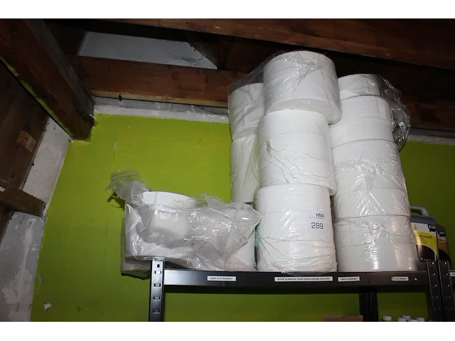 Grote hoeveelheid toiletpapier. - afbeelding 1 van  3