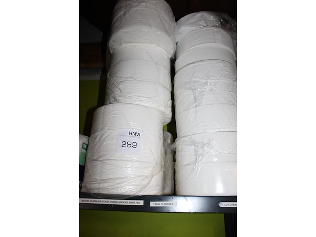 Grote hoeveelheid toiletpapier. - afbeelding 2 van  3