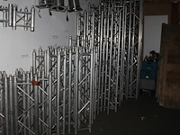 Grote hoeveelheid trussen waaronder staanders, hoeken, bogen, koppelstukken en voeten - afbeelding 2 van  5