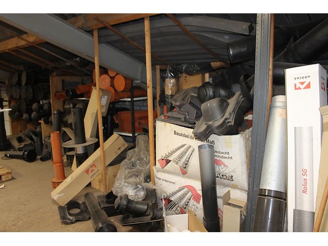Grote hoeveelheid ventilatiepijpen, ontluchtingspijpen, hulpstukken, ondervorsten en dakdoorvoeren in diver... - afbeelding 1 van  9