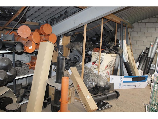 Grote hoeveelheid ventilatiepijpen, ontluchtingspijpen, hulpstukken, ondervorsten en dakdoorvoeren in diver... - afbeelding 3 van  9