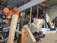 Grote hoeveelheid ventilatiepijpen, ontluchtingspijpen, hulpstukken, ondervorsten en dakdoorvoeren in diver... - afbeelding 3 van  9