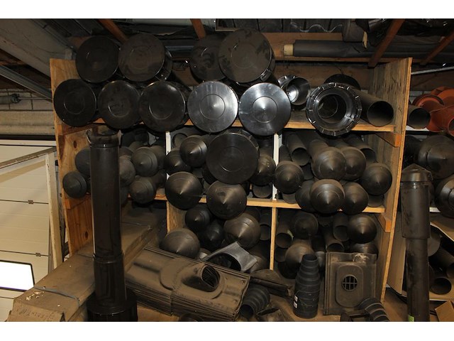 Grote hoeveelheid ventilatiepijpen, ontluchtingspijpen, hulpstukken, ondervorsten en dakdoorvoeren in diver... - afbeelding 4 van  9