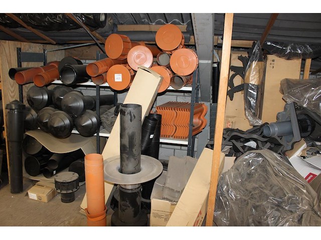 Grote hoeveelheid ventilatiepijpen, ontluchtingspijpen, hulpstukken, ondervorsten en dakdoorvoeren in diver... - afbeelding 5 van  9