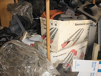 Grote hoeveelheid ventilatiepijpen, ontluchtingspijpen, hulpstukken, ondervorsten en dakdoorvoeren in diver... - afbeelding 6 van  9