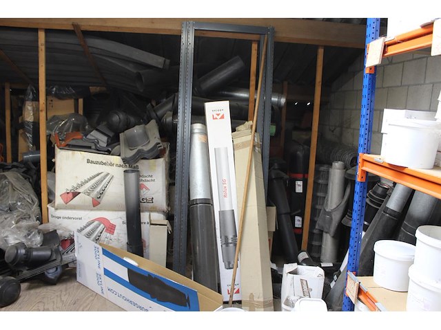 Grote hoeveelheid ventilatiepijpen, ontluchtingspijpen, hulpstukken, ondervorsten en dakdoorvoeren in diver... - afbeelding 7 van  9