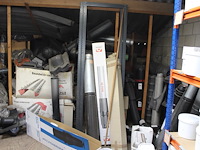 Grote hoeveelheid ventilatiepijpen, ontluchtingspijpen, hulpstukken, ondervorsten en dakdoorvoeren in diver... - afbeelding 7 van  9