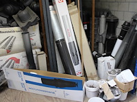 Grote hoeveelheid ventilatiepijpen, ontluchtingspijpen, hulpstukken, ondervorsten en dakdoorvoeren in diver... - afbeelding 8 van  9