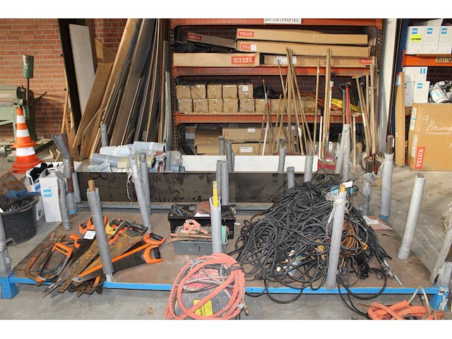 Grote hoeveelheid verlengkabels en verdeelstekkers. - afbeelding 1 van  3