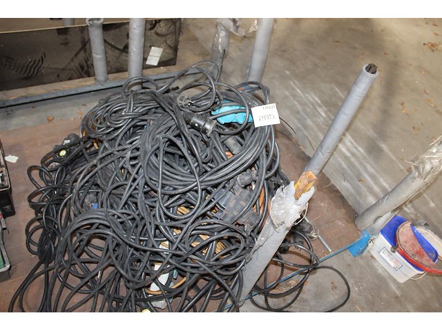 Grote hoeveelheid verlengkabels en verdeelstekkers. - afbeelding 2 van  3