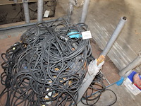 Grote hoeveelheid verlengkabels en verdeelstekkers. - afbeelding 2 van  3