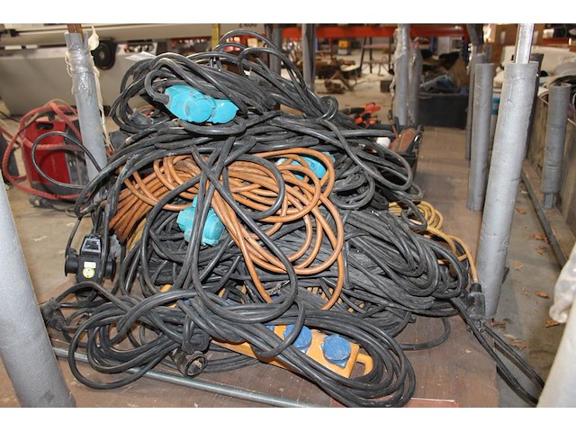 Grote hoeveelheid verlengkabels en verdeelstekkers. - afbeelding 3 van  3