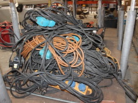 Grote hoeveelheid verlengkabels en verdeelstekkers. - afbeelding 3 van  3