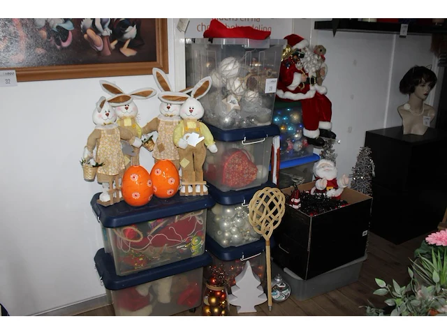 Grote hoeveelheid voornamelijk kerst gerelateerde producten in en om 11 kunststof kratten - afbeelding 1 van  4