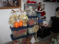 Grote hoeveelheid voornamelijk kerst gerelateerde producten in en om 11 kunststof kratten - afbeelding 1 van  4