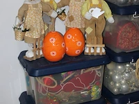 Grote hoeveelheid voornamelijk kerst gerelateerde producten in en om 11 kunststof kratten - afbeelding 2 van  4