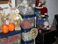 Grote hoeveelheid voornamelijk kerst gerelateerde producten in en om 11 kunststof kratten - afbeelding 3 van  4