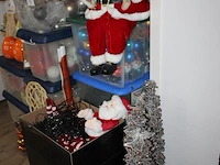 Grote hoeveelheid voornamelijk kerst gerelateerde producten in en om 11 kunststof kratten - afbeelding 4 van  4