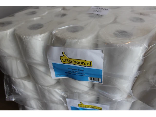 Grote hoeveelheid wc-papier 123schoon. - afbeelding 2 van  2