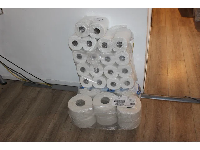 Grote hoeveelheid wc-papier in diverse afmetingen. - afbeelding 1 van  2