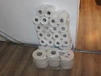 Grote hoeveelheid wc-papier in diverse afmetingen. - afbeelding 1 van  2