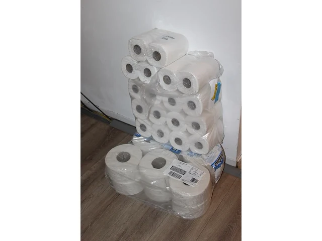 Grote hoeveelheid wc-papier in diverse afmetingen. - afbeelding 2 van  2