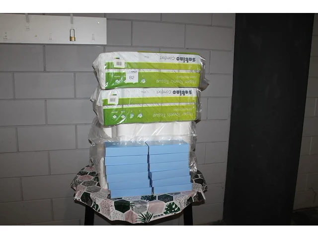 Grote hoeveelheid wc-papier, papieren handdoekjes en dozen tissues. - afbeelding 1 van  2