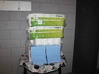 Grote hoeveelheid wc-papier, papieren handdoekjes en dozen tissues. - afbeelding 1 van  2