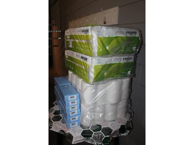 Grote hoeveelheid wc-papier, papieren handdoekjes en dozen tissues. - afbeelding 2 van  2