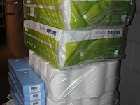 Grote hoeveelheid wc-papier, papieren handdoekjes en dozen tissues. - afbeelding 2 van  2