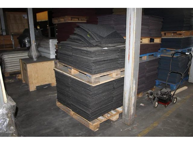 Grote hoeveelheid zwart/antraciete tapijttegels escolita 50 x 50 cm op 2 pallets, circa 500 stuks. - afbeelding 1 van  3