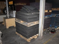Grote hoeveelheid zwart/antraciete tapijttegels escolita 50 x 50 cm op 2 pallets, circa 500 stuks. - afbeelding 1 van  3