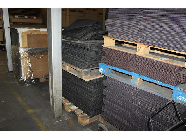 Grote hoeveelheid zwart/antraciete tapijttegels escolita 50 x 50 cm op 2 pallets, circa 500 stuks. - afbeelding 2 van  3