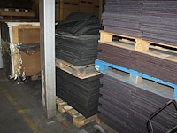 Grote hoeveelheid zwart/antraciete tapijttegels escolita 50 x 50 cm op 2 pallets, circa 500 stuks. - afbeelding 2 van  3