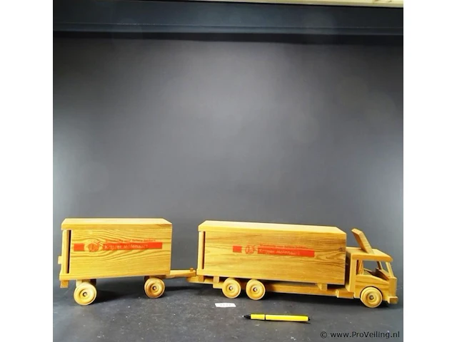Grote houten vrachtwagen met aanhanger - afbeelding 1 van  5