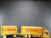 Grote houten vrachtwagen met aanhanger - afbeelding 1 van  5